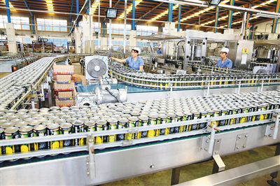 繁忙的生產(chǎn)線與市場調(diào)研 現(xiàn)代制造業(yè)的雙引擎