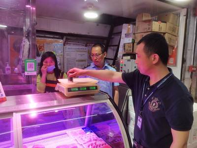 買小龍蝦遇缺斤少兩？執法人員對成都青石橋市場展開突擊檢查